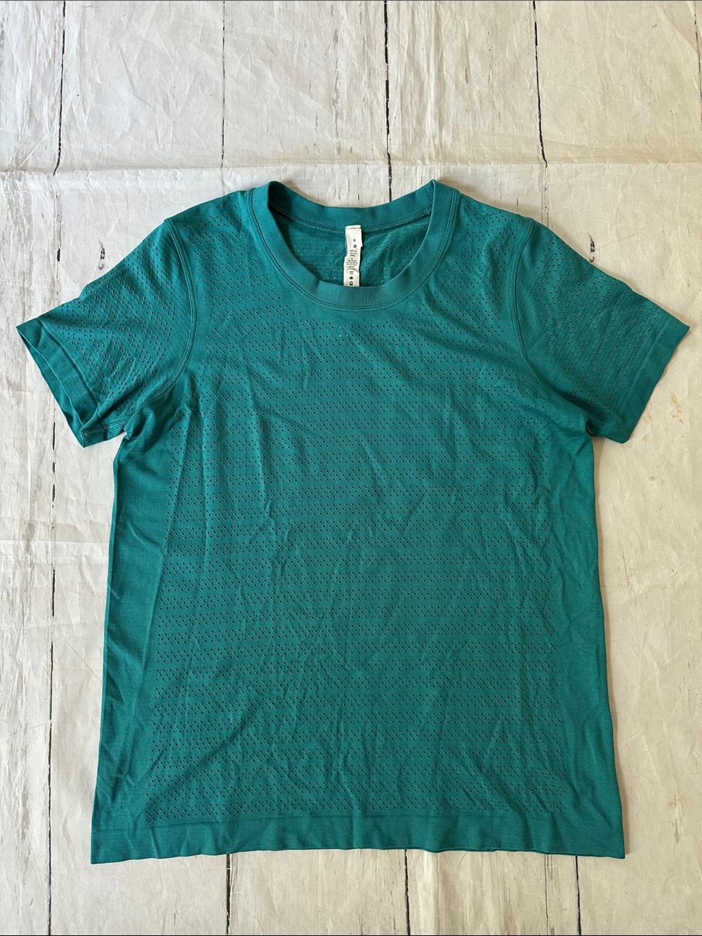 Women’s lululemon train to be performance tee Short-Sleeve Shirt size 8 teal